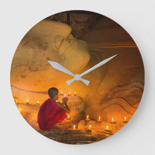 Relógio Grande Monk Rezando Por Um Buda