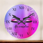 Relógio Grande Monograma Cor-de-Rosa Púrpura Eilashes da Leve Mod<br><div class="desc">Folha fina e Cor-de-rosa, Folha Metálica Espessante Glitter Brutado Monograma Metálico Nome e Eilashes Iniciais (Lashes), Extensões de Eyelash e Olhos Pequenos Relógios decorativos. O design faz o doce e perfeito aniversário de 16 anos, casamento, chá de panela, aniversário, chá de fraldas ou presente de festa de solteira para alguém...</div>