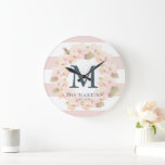 Relógio Grande Monograma da faixa da árvore de flores de cerejeir<br><div class="desc">Este elegante e moderno relógio de parede apresenta um fundo branco e rosado de faixa cor-de-rosa com monograma,  nome de família e ano estabelecido cercado por uma coroa de cereja florida em rosa-claro. Personalize-o para as suas necessidades. Você pode encontrar produtos correspondentes na minha loja.</div>