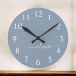 Relógio Grande Monograma Moderno Minimalista Dusty Blue Elegante<br><div class="desc">Apresentando nossa Coleção Elegante de Monograma Moderno Minimalista e Dusty: Eleve seu estilo com sofisticação e charme de eterno subestimados. Nossa coleção apresenta designs minimalistas em uma matiz azul suja, aperfeiçoada com monogramas elegantes adaptados ao seu gosto pessoal. De papelaria refinada a acessórios versáteis, cada peça da nossa coleção é...</div>