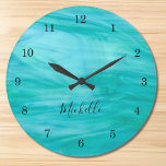 Relógio Grande Monograma Turquoise<br><div class="desc">Este relógio colorido de parede é decorado com um padrão de turquesa. Facilmente personalizável com seu nome ou monograma. Use a opção Personalizar mais para alterar o tamanho,  o estilo ou a cor do texto,  se desejar.</div>