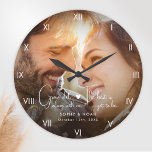 Relógio Grande Muro de Fotografias Moderno<br><div class="desc">Comemore o amor do eterno com este relógio grande da parede de fotos personalizada. Apresentando uma das suas fotos favoritas, um roteiro elegante, e os números romanos clássicos, é uma manutenção moderna e única para recém-casados ou como um presente de noivado. Se você quiser ajudar a personalizá-lo para torná-lo realmente...</div>