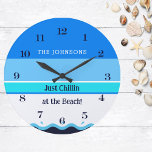 Relógio Grande Na moda Blue Stripes Wave Family Name Beach House<br><div class="desc">Apresentando a adição perfeita ao seu retiro à beira-mar, um Relógio de Parede da Casa de Praia Personalizada. Esta design apresenta faixas de legal azul e turquesa que lembram o oceano, complementadas por tons de branco, escuro e azul claro que imitam as ondas ondulantes do mar. A paleta serena de...</div>