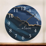 Relógio Grande Navy Blue Agate Geode Gold Monogram<br><div class="desc">Navy Blue and Gold Foil Agate Geode Monogram Beautiful Elegant Script Name Clock. This makes the perfect sweet 16, 13th, 15th, 16th, 18th, 21st, 30th, 40th, 50th, 60th, 70th, 80th, 90th, 100th birthday, wedding, bridal shower, anniversary, back to school, baby shower, graduation or bachelorette party gift for someone decorating her...</div>