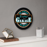 Relógio Grande Neon Orange Turquoise Blue Garage Text em preto<br><div class="desc">Lindo relógio de arte retrógrado contemporâneo com laranja brilhante, azul-turquesa-azul-aqua, e script de tipografia de cor branca em um fundo preto. Com espaço para personalizar ou personalizar com um nome e texto de sua escolha. Este design de hipster branco é feito para o homem da moda que tem uma mancaverna,...</div>