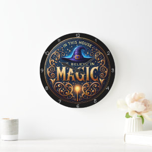 Relógio Grande Nesta Casa Acreditamos na Magia