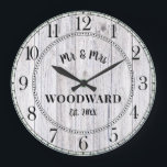 Relógio Grande Newlyweds Rustic Personalizados<br><div class="desc">Um moderno e rústico navio branco lavado com um escudo de madeira monograma monograma com relógio de casamento com data estabelecida.</div>