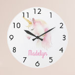 Relógio Grande Nome branco rosa Unicorn<br><div class="desc">Um fundo branco decorado com um rosto de unicórnio fofo em branco e rosa. Personalize e adicione um nome, letras cor-de-rosa.</div>