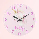 Relógio Grande Nome cor-de-rosa Unicorn<br><div class="desc">Um fundo cor-de-rosa macio decorado com um rosto de unicórnio fofo em branco e rosa. Personalize e adicione um nome, letras cor-de-rosa. Números rosa na face do relógio.</div>