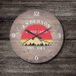 Relógio Grande Nome da Família de Árvores Retrópicas Russas de Ca<br><div class="desc">Transforme sua casa em um retiro aconchegante com nossa família Cabin Rustic Trees Family Name Large Clock. Este charmoso relógio traz a beleza rústica do excelente ao ar livre para o seu espaço vivo. Apresentando um design de inspiração vintagal com árvores retrógradas rústicas, ele adiciona um toque de nostalgia a...</div>