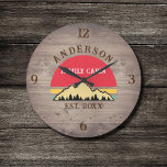 Relógio Grande Nome da Família de Árvores Retrópicas Russas de Ca<br><div class="desc">Transforme sua casa em um retiro aconchegante com nossa família Cabin Rustic Trees Family Name Large Clock. Este charmoso relógio traz a beleza rústica do excelente ao ar livre para o seu espaço vivo. Apresentando um design de inspiração vintagal com árvores retrógradas rústicas, ele adiciona um toque de nostalgia a...</div>