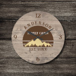 Relógio Grande Nome da Família de Árvores Retrópicas Russas de Ca<br><div class="desc">Transforme sua casa em um retiro aconchegante com nossa família Cabin Rustic Trees Family Name Large Clock. Este charmoso relógio traz a beleza rústica do excelente ao ar livre para o seu espaço vivo. Apresentando um design de inspiração vintagal com árvores retrógradas rústicas, ele adiciona um toque de nostalgia a...</div>