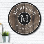 Relógio Grande Nome da Família Rustic Wood Monogramme<br><div class="desc">Este relógio rústico é a adição perfeita à casa de praia da sua família, casa do lago, sala de jogos, caverna de homens e muito mais. Ele apresenta um monograma inicial ousado no centro, com seu nome de família exibido elegantemente no topo. A parte inferior lê "Beach House", mas isto...</div>