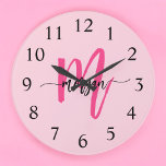 Relógio Grande Nome de Monograma de Rapariga de Script Moderno Ro<br><div class="desc">Faça uma declaração ousada em seu espaço com nosso Relógio Grande de Letras Modernas Rosa Quente, Girly Monograma! Apresentando um vibrante design cor-de-rosa-quente e personalizado com seu nome em uma elegante escrita moderna, este relógio adiciona um na moda e um toque pessoal a qualquer sala. Perfeito para quartos, escritórios ou...</div>