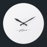 Relógio Grande Nome de script branco preto simples<br><div class="desc">Relógio moderno com um design branco minimalista e um simples guião preto com letra de mão. Personalize com seu nome.</div>