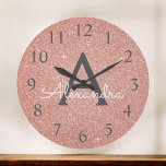 Relógio Grande Nome do Monograma da Brilhante Rosa Rosa Dourada<br><div class="desc">Cor-de-rosa - Rosa Dourado Sparkle Glitter Monogram Name e Initial Serving Wall Clock que podem ser usados em casa, no escritório ou em um negócio de salão de beleza para Unhas, Microblading, Eyelash Extensions (Lashes), Hair ou Makeup. O Relógio de Parede faz o presente perfeito para alguém que adora brilho...</div>