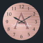 Relógio Grande Nome do Monograma da Faixa de Folha Rosa e Cor Ros<br><div class="desc">Nome do Monograma e Relógio da Parede de Serviço Inicial,  Cor-de-Rosa e Rosa Gold Stripe. O Relógio de Parede é o presente perfeito para alguém que ama Blush Pink e Gold Foil Stripes.</div>
