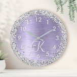 Relógio Grande Nome do Monograma da Glitter de Prata Metálica Bru<br><div class="desc">Personalize facilmente esse design de relógio de parede chic,  que apresenta brilho prateado bonito em um fundo metálico roxo escovado.</div>