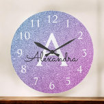 Relógio Grande Nome do Monograma da Glitter Minúscula Rosa e Roxa<br><div class="desc">Nome do Monograma da Glitter Glitter Rosa e Roxo e Relógio da Parede de Serviço Inicial. O Relógio de Parede é o presente perfeito para alguém que ama brilho prateado.</div>