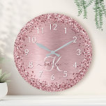 Relógio Grande Nome do Monograma da Lâmina Rosa Bruta de Metal Gl<br><div class="desc">Personalize facilmente este design de relógio de parede chic moderno com brilho bonito rosado e rosado em um fundo metálico roxo e roxo.</div>
