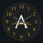 Relógio Grande Nome do Monograma da Rapariga do Script Moderno Do<br><div class="desc">Relógio de nome de script simples preto e Dourado. Isso faz o doce presente de 16 anos,  casamento,  chá de panela,  aniversário,  chá de fraldas ou festa de solteira perfeito para alguém que ama luxo de óculos e estilos quicos.</div>
