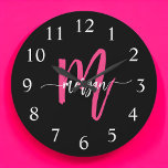 Relógio Grande Nome do Monograma da Rapariga Preta-Rosa Quente<br><div class="desc">Faça uma declaração ousada em seu espaço com nosso Relógio Grande de Letras Modernas Rosa Quente, Girly Monograma! Apresentando um vibrante design cor-de-rosa-quente e personalizado com seu nome em uma elegante escrita moderna, este relógio adiciona um na moda e um toque pessoal a qualquer sala. Perfeito para quartos, escritórios ou...</div>