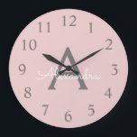 Relógio Grande Nome do Monograma de Rapariga de Script Moderno da<br><div class="desc">Relógio de Nome do Monograma de Script Simples de Cor Rosa e Cinza. Isso faz o doce presente de 16 anos,  casamento,  chá de panela,  aniversário,  chá de fraldas ou festa de solteira perfeito para alguém que ama luxo de óculos e estilos quicos.</div>