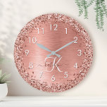 Relógio Grande Nome do Monograma do Glitter Metálico Brutado Dour<br><div class="desc">Personalize facilmente esse design de relógio grande modesto com brilho bonito de ouro rosa em um fundo metálico escovado de rosa dourado.</div>