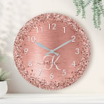 Relógio Grande Nome do Monograma do Glitter Metálico Brutado Dour<br><div class="desc">Personalize facilmente este design de relógio grande modesto,  modesto,  com brilho brilhante bonito rosa dourado e cintilante num fundo metálico escovado de rosa dourado.</div>