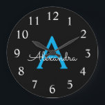 Relógio Grande Nome do Monograma Girly de Script Preto Azul<br><div class="desc">Relógio de Nome do Script Simples Azul e Preto. Isto faz o doce e perfeito aniversário de 16 anos,  casamento,  chá de panela,  aniversário,  chá de fraldas ou festa de solteira presente para alguém que ama luxo de luxo e estilos quíticos.</div>