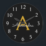 Relógio Grande Nome do Monograma Rapariga de Script Moderno Doura<br><div class="desc">Relógio de Nome do Monograma Simples Preto e Dourado. Isto faz o doce e perfeito aniversário de 16 anos,  casamento,  chá de panela,  aniversário,  chá de fraldas ou festa de solteira presente para alguém que ama luxo de luxo e estilos quíticos.</div>