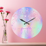 Relógio Grande Nome do monograma roxo cor-de-rosa com brilho Unic<br><div class="desc">Um fundo tenso e arco-íris colorido com cores pastel unicórnio e arco-íris cor rosa, roxo, rosa, verde da casa da moeda. Decorado com poeira falsa brilhante em rosa e roxo. Decorado com um unicórnio colorido do arco-íris. Personalize e adicione um nome, escrito com um script estilo moderno, escrito à mão,...</div>