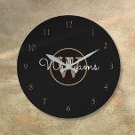 Relógio Grande Nome do Script do Monograma Dourado Elegante<br><div class="desc">Clássico relógio preto e monograma dourado. Você pode personalizar o nome,  monograma e personalizar a fonte e as cores para criar seu próprio design único. Projetado por Thisnotme©</div>