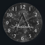 Relógio Grande Nome e inicial do monograma do Shimmer Preto Spark<br><div class="desc">Estrelas Pretas e Brancas Sparkle e Nome do Monograma do Shimmer e Relógio de Parede de Serviço Inicial. O Relógio de Parede é o presente perfeito para alguém que ama o brilho preto e branco.</div>