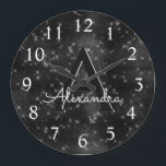 Relógio Grande Nome e inicial do monograma do Shimmer Preto Spark<br><div class="desc">Estrelas Pretas e Brancas Sparkle e Nome do Monograma do Shimmer e Relógio de Parede de Serviço Inicial. O Relógio de Parede é o presente perfeito para alguém que ama o brilho preto e branco.</div>