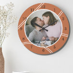 Relógio Grande Nome Personalizado da Família de Fotografias<br><div class="desc">Este relógio de parede moderno é decorado com um padrão geométrico em terracota e branco. Facilmente personalizável com sua foto e seu nome.</div>