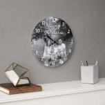 Relógio Grande Nome personalizado de foto preto e branco<br><div class="desc">Nome personalizado personalizado de foto personalizado letras brancas e pretas e números retro font wall clock. Um presente personalizado adorável para um casal,  para a família,  o aquecimento da casa ou outra ocasião.</div>