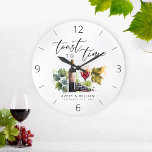 Relógio Grande Nomes de Casal de Vinho de Aquarela Elegante<br><div class="desc">Este espantoso e elegante nome de Casal de Vinho,  "Vidro",  apresenta um bonito retrator aquoso de um copo e garrafa de vinho. É o presente perfeito para um chá de panela,  aniversário ou casamento. Personalize-o com os nomes dos casais para um presente verdadeiramente único e memorável. É facilmente personalizável.</div>