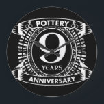 Relógio Grande Nove anos Aniversário de casamento da Potássio<br><div class="desc">Nove anos,  design de aniversário de cerâmica negra e branca. Se você quiser alguma ajuda para personalizar este design,  por favor,  entre em contato comigo,  eles podem pedir a este botão do designer,  logo abaixo deste texto.</div>