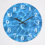 Relógio Grande Números de abertura brancos Piscina azul<br><div class="desc">Adicione sua própria foto ou texto personalizado para criar seu próprio relógio de parede. Você pode mudar a cor dos números de relógio de parede de branco para algo que corresponda à sua foto, se necessário. Foto de luz tocando no fundo de uma piscina de natação digitalmente pintada de azul...</div>
