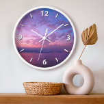 Relógio Grande Nuvens solares roxas do oceano foto elegante moder<br><div class="desc">Inspire-se sempre que você verificar o tempo neste relógio da parede da fotografia de um lindo, suavemente iluminado roxo, rosa e pôr do sol azul sobre o Oceano Pacífico. Sua escolha de um relógio quadrado ou redondo. Faz um presente excelente para o lar! Você pode personalizar facilmente este relógio de...</div>