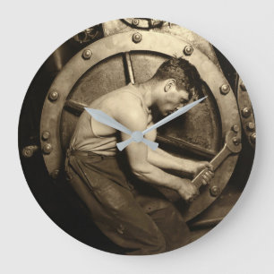 Relógio Grande O Ajustador de Tubulações por Lewis Hine
