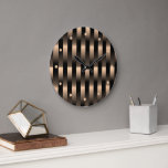 Relógio Grande Padrão abstrato Faux Red Copper Metallic Stripes<br><div class="desc">Linda decorativa, moderna, falso brilhante e brilhante padrão de textura de tiras de cobre coloridas. design de ornamentado, funk, moderna e caprichosa para decorador artístico doméstico ou marca-passo artístico, estilo de arte retró vintage ou amante de filmes geométricos abstrato. Disponível em diversos sotaques modernos de decoração doméstica e acessórios inspirados...</div>