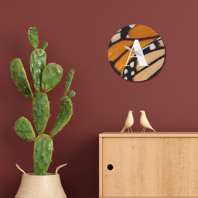 Relógio Grande Padrão de asa da borboleta monarca laranja e preto (This monarch butterfly wing pattern wall clock is customizable with an initial. Original photograph )