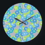 Relógio Grande Padrão de flores de Art Deco - azul e verde limão<br><div class="desc">Um padrão de Deco de Arte baseado em um padrão crisântemo tradicional e estilizado usado em têxteis japoneses,  em tons de azul,  turquesa e verde limão,  esboçado em branco,  sobre um fundo de cinza prateada leve</div>
