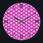 Relógio Grande Padrão de onda Art Deco - tons de orquídea<br><div class="desc">Um padrão de Deco de Arte baseado no padrão tradicional de onda,  frequentemente visto em têxteis japoneses,  em tons de rosa pálido a rosa-orquídea profundo</div>