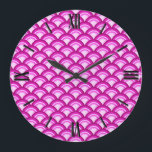 Relógio Grande Padrão de onda Art Deco - tons de orquídea<br><div class="desc">Um padrão de Deco de Arte baseado no padrão tradicional de onda,  frequentemente visto em têxteis japoneses,  em tons de rosa pálido a rosa-orquídea profundo</div>
