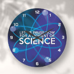 RELÓGIO GRANDE PAUEMOS AGORA POR UM MOMENTO DE CIÊNCIA<br><div class="desc">Uma design legal,  moderna e divertida inspirada pela ciência. O presente perfeito para todos os cientistas,  professores de ciência,  técnicos de laboratório,  estudantes de ciência,  enfim,  qualquer geek de ciência em sua vida (e isso inclui você)! Projetado pela Science Geekness © em http://www.zazzle.com/sciencegeekness*</div>