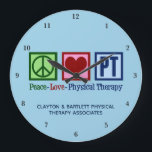 Relógio Grande Peace Love Physical Therapy Custom PT Office Wall<br><div class="desc">Peace Love Physical Therapy personalizou o relógio da parede com um sinal verde de paz,  coração vermelho e as letras PT em azul para um fisioterapeuta. Personalize este belo presente de decoração do escritório com o nome da sua empresa ou da sua empresa.</div>