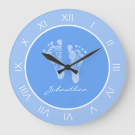 Relógio Grande Pegadas De Ensino Azuis E Cujo Nome É Menino